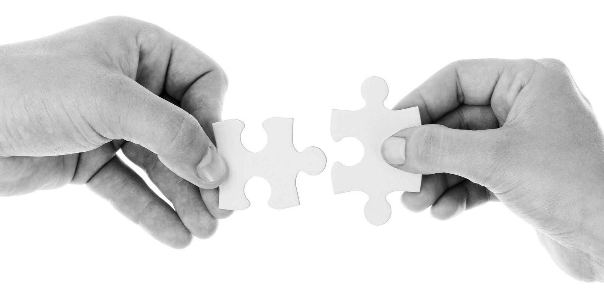 Zwei Hände versuchen zwei Puzzleteile zusammenzufügen. Dies ist ein kosten- und lizenzfreies Foto von pixabay.
©pixabay.com